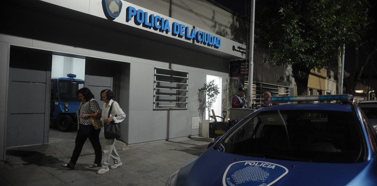 Detuvieron a un hombre y a un menor por un robo en departamentos