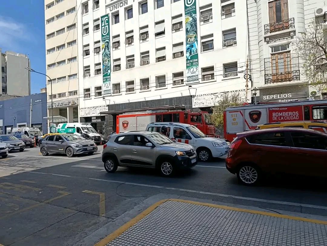 Incendio en la Unión Ferroviaria: operativo de emergencia en el lugar