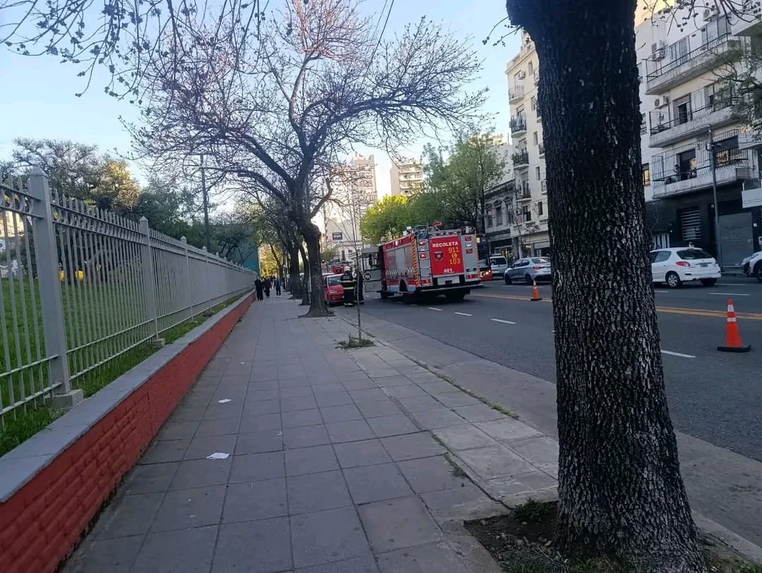 Rescataron a un nene que quedó atorado en una Plaza