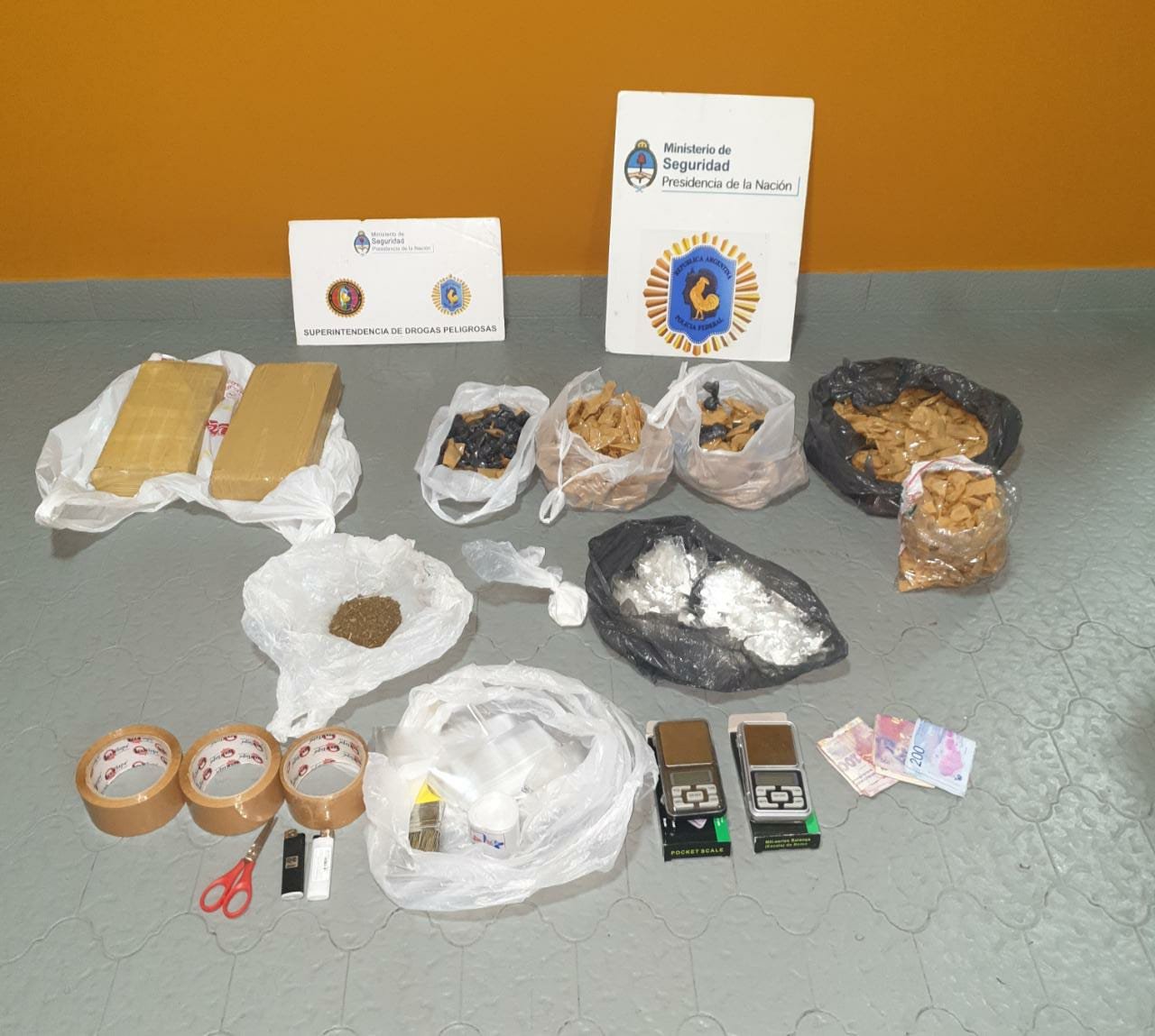 Narcokiosco: secuestran 1.300 dosis de cocaína y detienen a una pareja