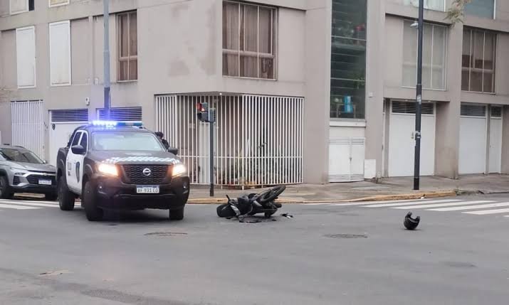 Choque entre un auto y una moto: un joven fue trasladado al hospital