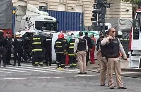 Choque entre tres camiones en el Paseo del Bajo, en Puerto Madero