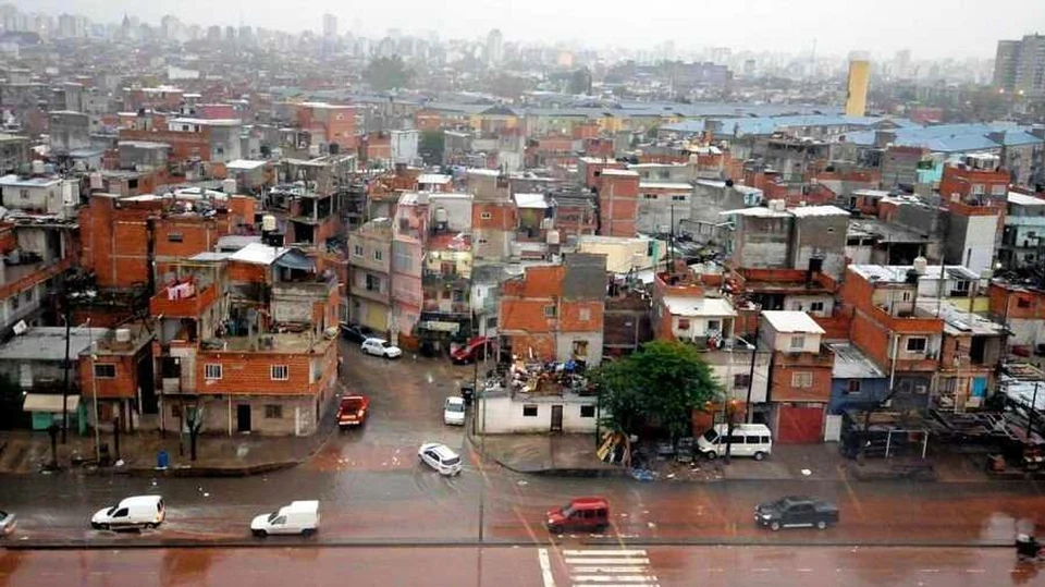 DETUVIERON A UNA MADRE Y A SU HIJO POR PRESUNTA VENTA DE DROGAS EN EL BARRIO 1-11-14