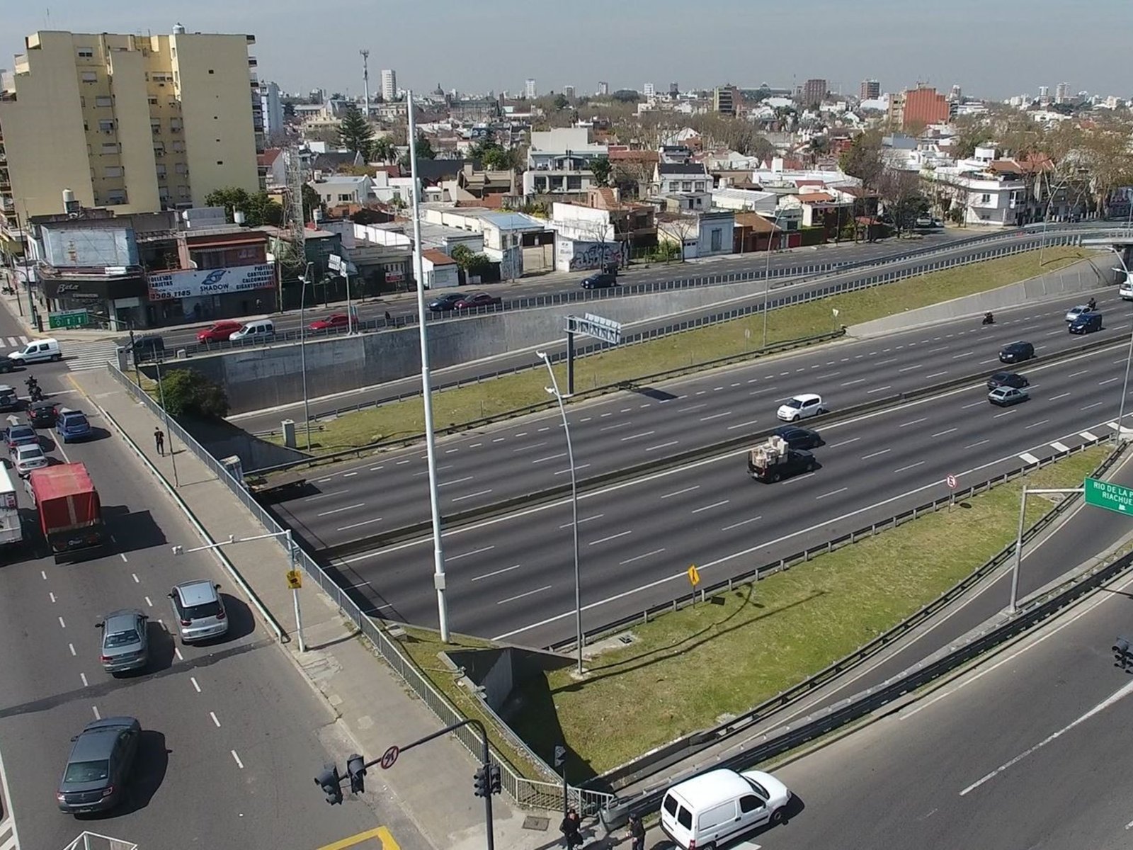 PERSECUCIÓN, VUELCO Y CINCO DETENIDOS EN LA ZONA SUR DE LA CIUDAD DE BUENOS AIRES
