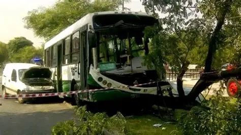 Choque entre una autobomba y un colectivo de la línea 28 en Parque Patricios: hay 10 heridos