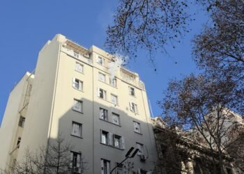 Incendio en edificio de Avenida Belgrano: interviene SAME con ocho unidades y se corta la circulación