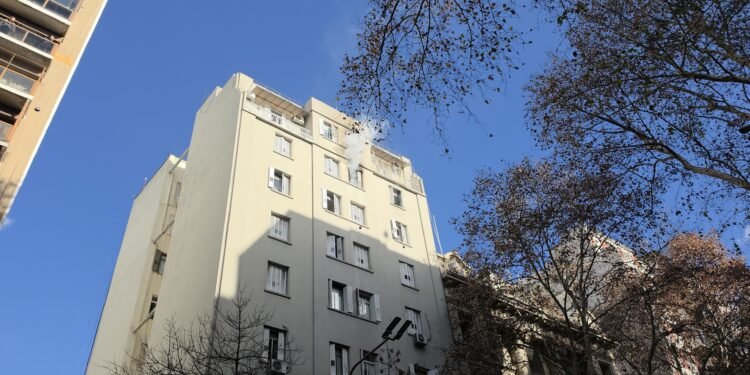 Incendio en edificio de Avenida Belgrano: interviene SAME con ocho unidades y se corta la circulación