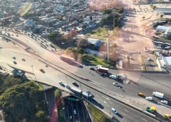Grave accidente en la Autopista 25 de Mayo: una motociclista resultó herida y fue trasladada en helicóptero