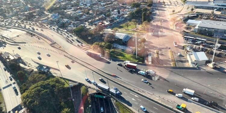 Grave accidente en la Autopista 25 de Mayo: una motociclista resultó herida y fue trasladada en helicóptero