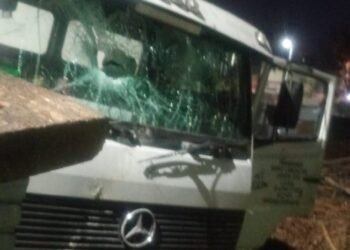 CABA: Un camión chocó contra el muro del ferrocarril y provocó un derrame de combustible