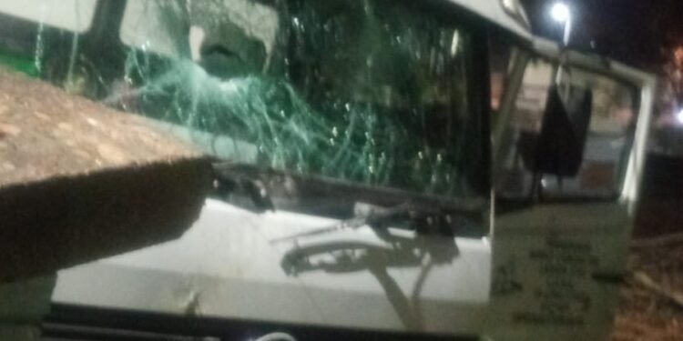 CABA: Un camión chocó contra el muro del ferrocarril y provocó un derrame de combustible