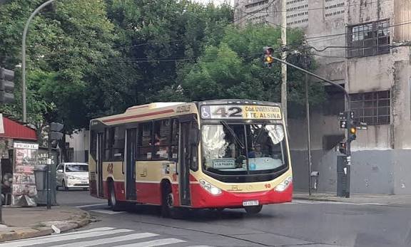 Motociclista herido tras chocar con un colectivo de la línea 42 en Núñez