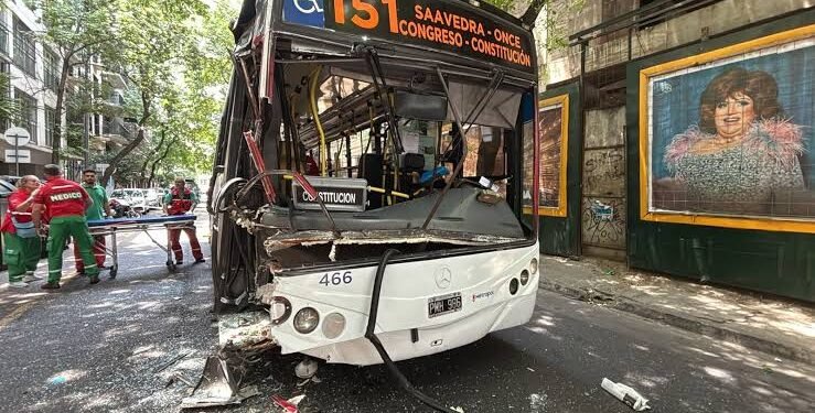 Choque entre dos colectivos en Monserrat.