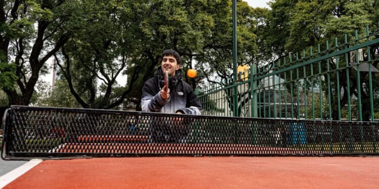 De una mesa de ping pong en Parque Patricios a federado e influencer: cómo el deporte en las plazas transforma vidas
