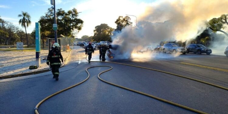 Dos intervenciones de emergencia: un choque en Constitución y un vehículo incendiado en Palermo