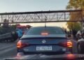 Accidente en la General Paz: vuelco tras choque entre dos autos en el puente de Constituyentes