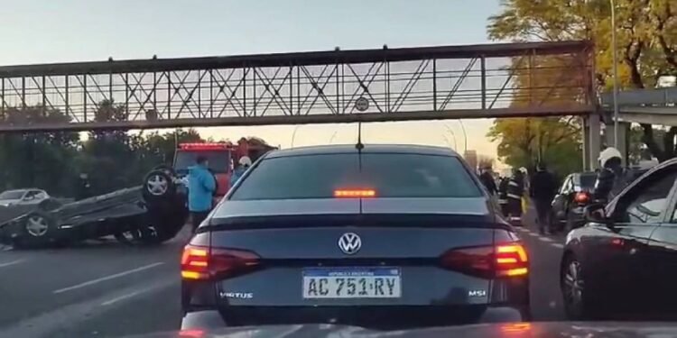 Accidente en la General Paz: vuelco tras choque entre dos autos en el puente de Constituyentes