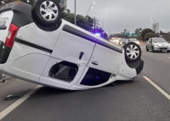 Dos heridos tras el vuelco de una camioneta en la avenida General Paz
