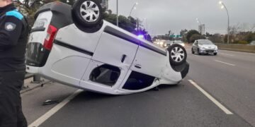 Dos heridos tras el vuelco de una camioneta en la avenida General Paz