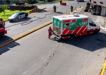 Vuelco de camión en la intersección de Pinzón y Almirante Brown: un hombre trasladado al Hospital Argerich