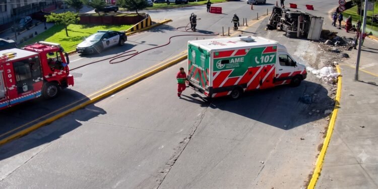 Vuelco de camión en la intersección de Pinzón y Almirante Brown: un hombre trasladado al Hospital Argerich