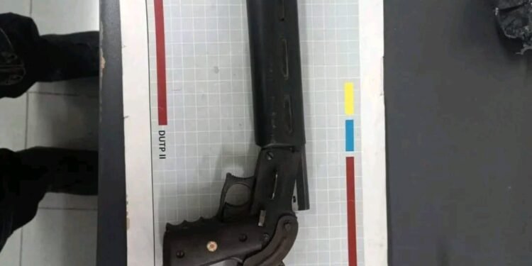 Detuvieron a un hombre en Barrio Zavaleta con armas de guerra y pasta base