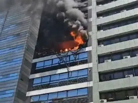 CABA : SE INCENDIO EDIFICIO A METROS DE LA CASA DE CRISTINA K
