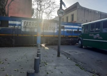 Choque entre tren de carga y colectivo dejó ocho heridos en un paso a nivel