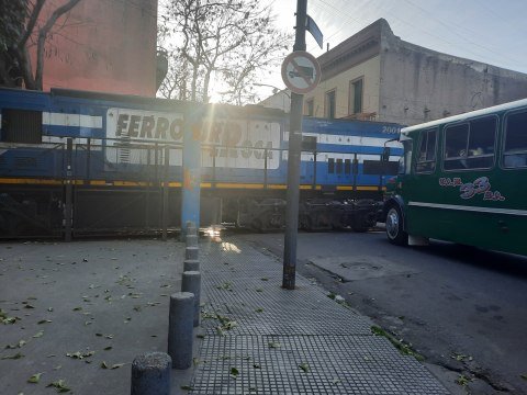 Choque entre tren de carga y colectivo dejó ocho heridos en un paso a nivel