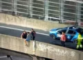 Agentes de la Ciudad salvaron a un hombre en la subida a la Autopista 25 de Mayo