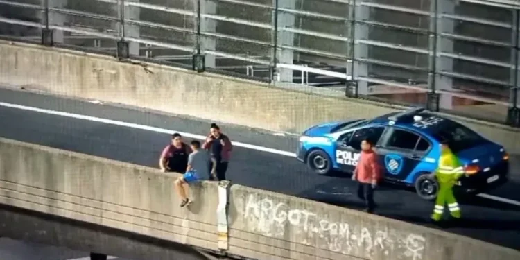 Agentes de la Ciudad salvaron a un hombre en la subida a la Autopista 25 de Mayo