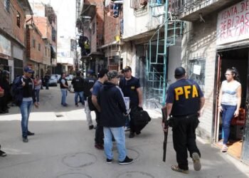 Caba: Detuvieron a un joven con 35 dosis de presunto “tussi” durante un operativo en el Barrio 31